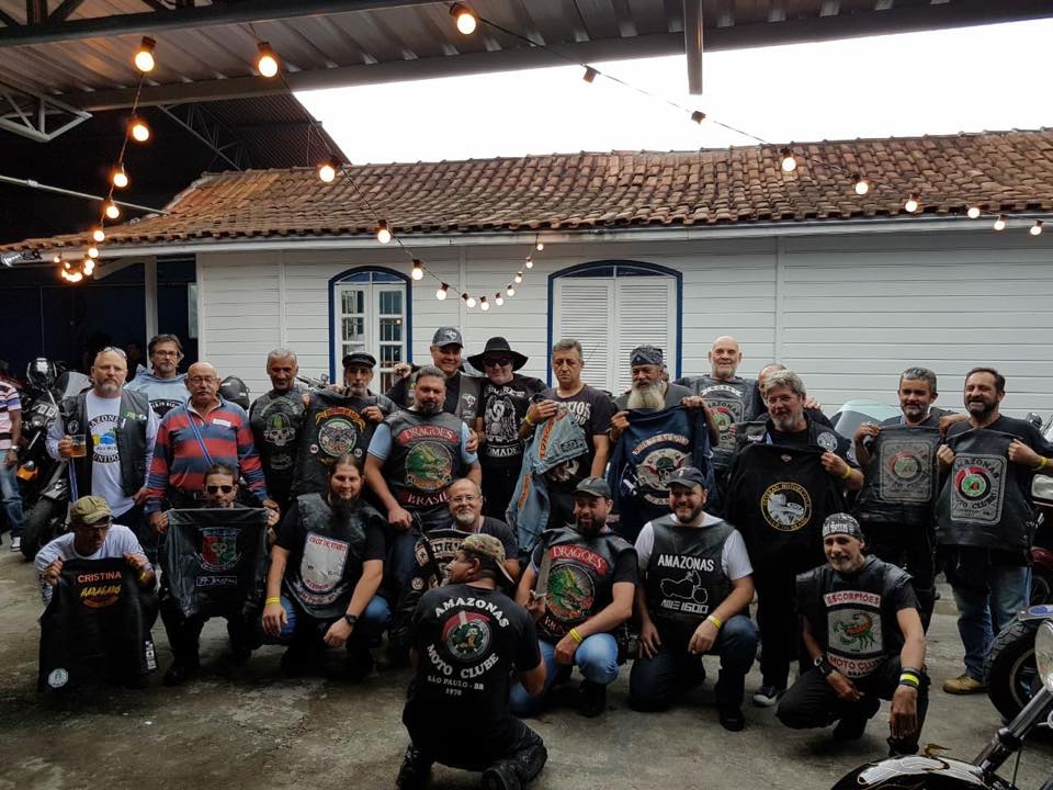 Foto - Moto Grupo 100% Amazônia distribui brinquedos para crianças da comunidade de Açúnopolis