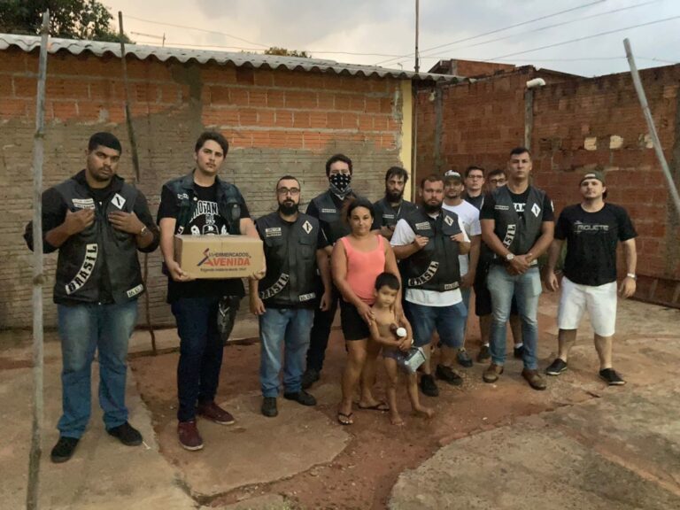 Moto Grupo 100% Amazônia distribui brinquedos para crianças da comunidade de Açúnopolis