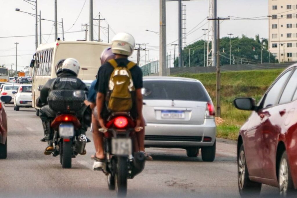 Semtran apreende táxis “piratas” que atuavam no bairro Nacional - Foto: Rodrigo Cunha/Tribuna do Paraná.