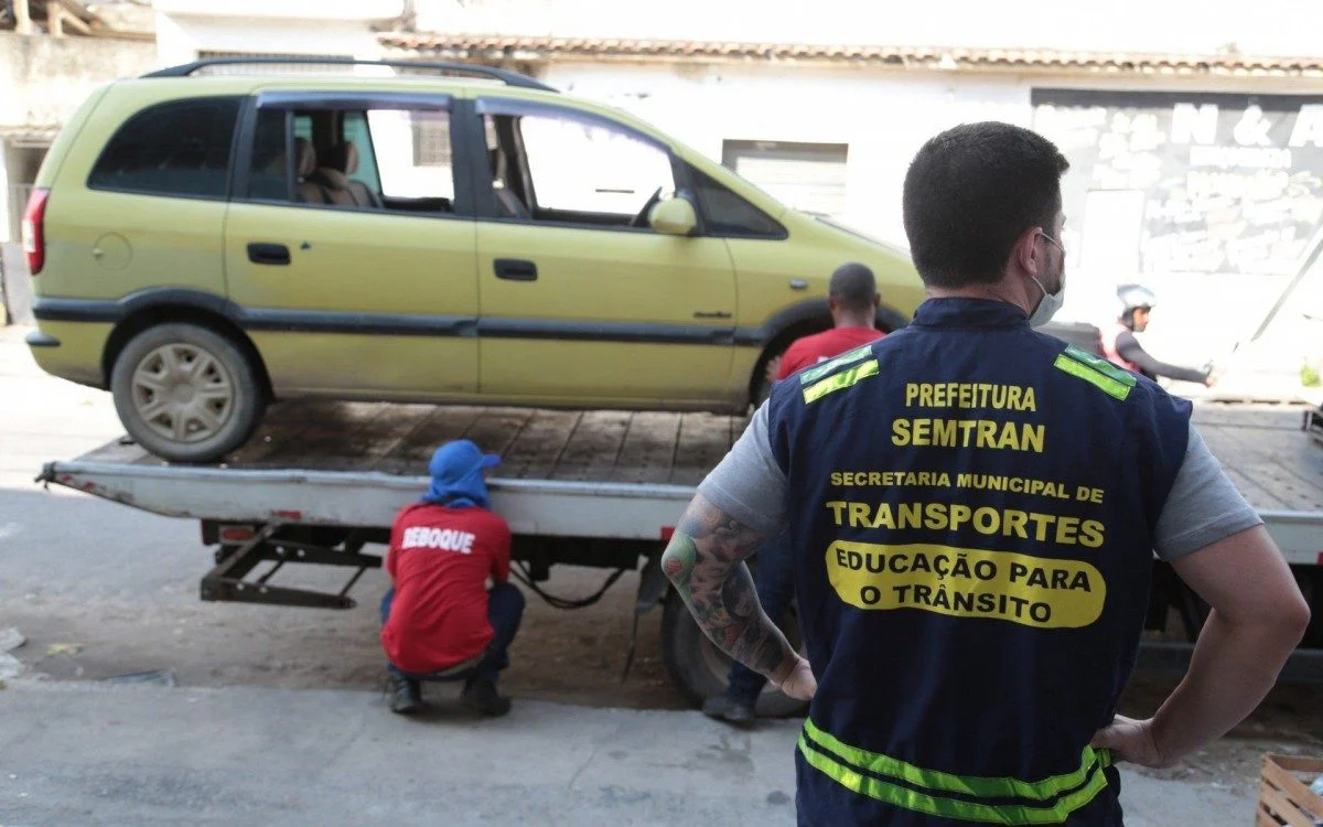 Semtran apreende táxis “piratas” que atuavam no bairro Nacional Semtran apreende táxis “piratas” que atuavam no bairro Nacional