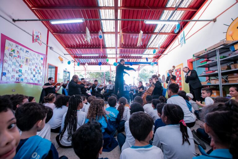 Alunos da EPG Eugenio Celeste prestigiam apresentação da orquestra GRU Sinfônica