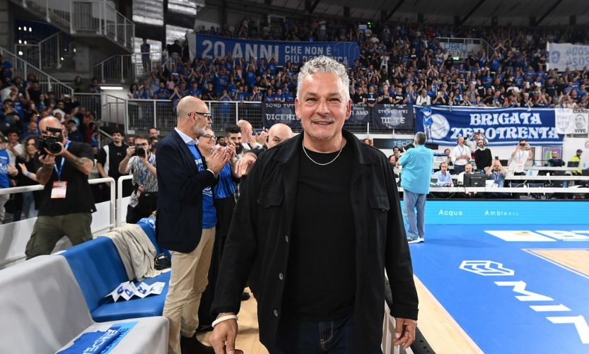 Bandidos invadem mansão de ex-jogador italiano Roberto Baggio Bandidos invadem mansão de ex-jogador italiano Roberto Baggio