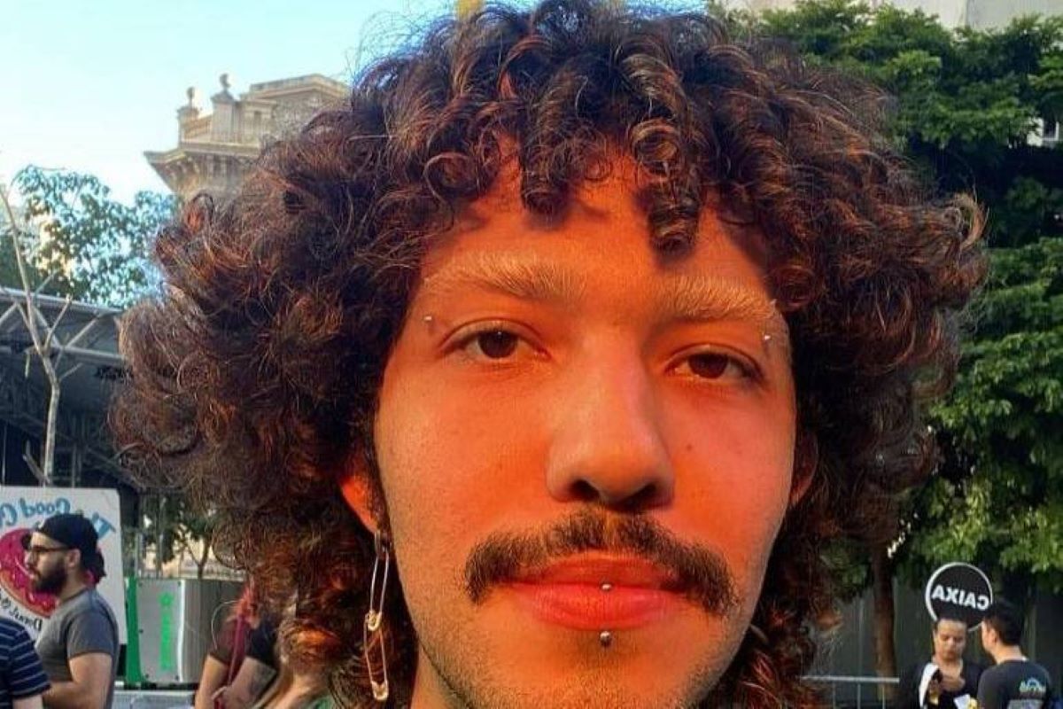 Câmera flagra momento em que jovem é morto após marcar date por app Câmera flagra momento em que jovem é morto após marcar date por app