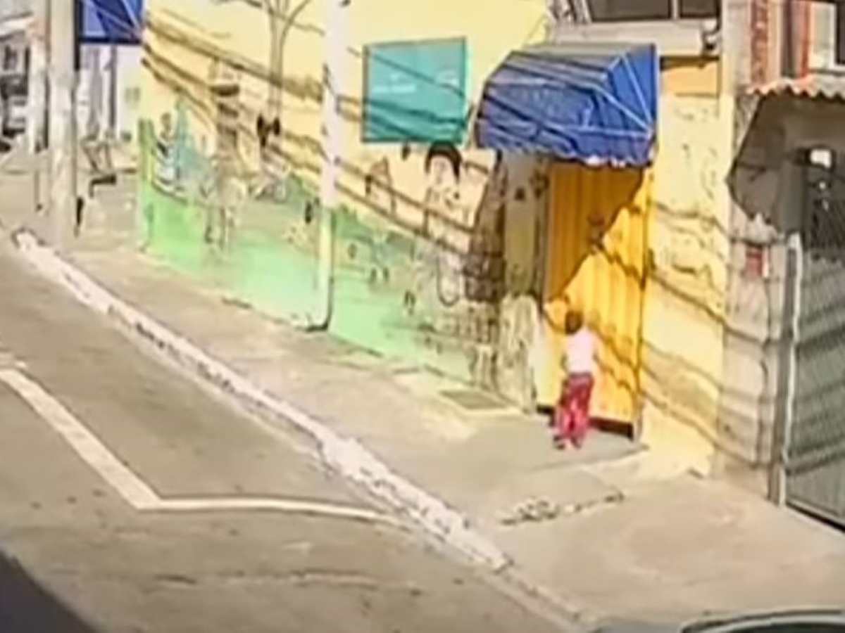 Criança foge de creche pelo vão de portão na zona norte de SP; veja Criança foge de creche pelo vão de portão na zona norte de SP; veja