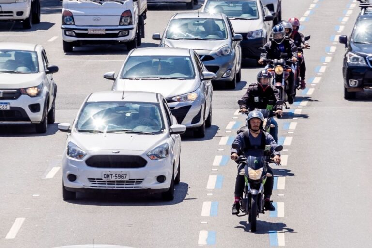 Faixa Azul exclusiva para motos chega ao Minhocão, no centro de SP