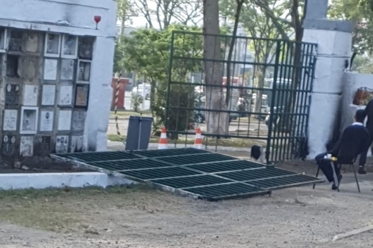 Homem em situação de rua é atingido por portão de cemitério e morre Homem em situação de rua é atingido por portão de cemitério e morre