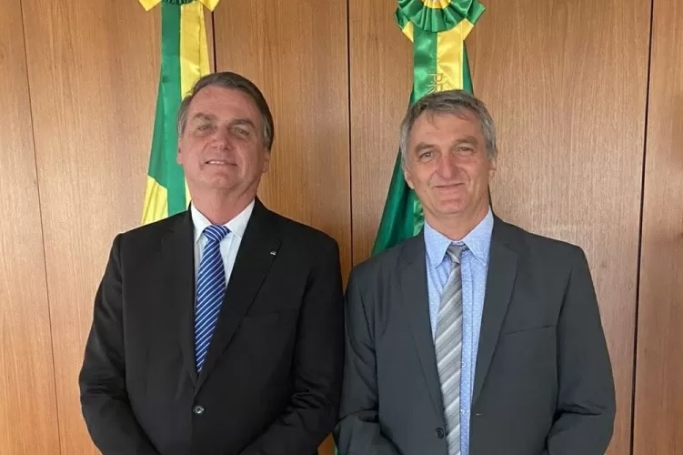 Irmão de Bolsonaro troca de cidade e rifa aliado em 8º teste nas urnas