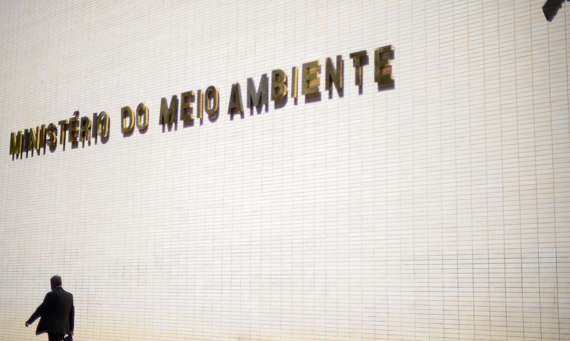O desafio da reconstrução da política ambiental O desafio da reconstrução da política ambiental