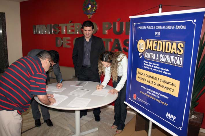 Os membros do MPC-RO assinam o formulário da campanha das 10 medidas contra a corrupção