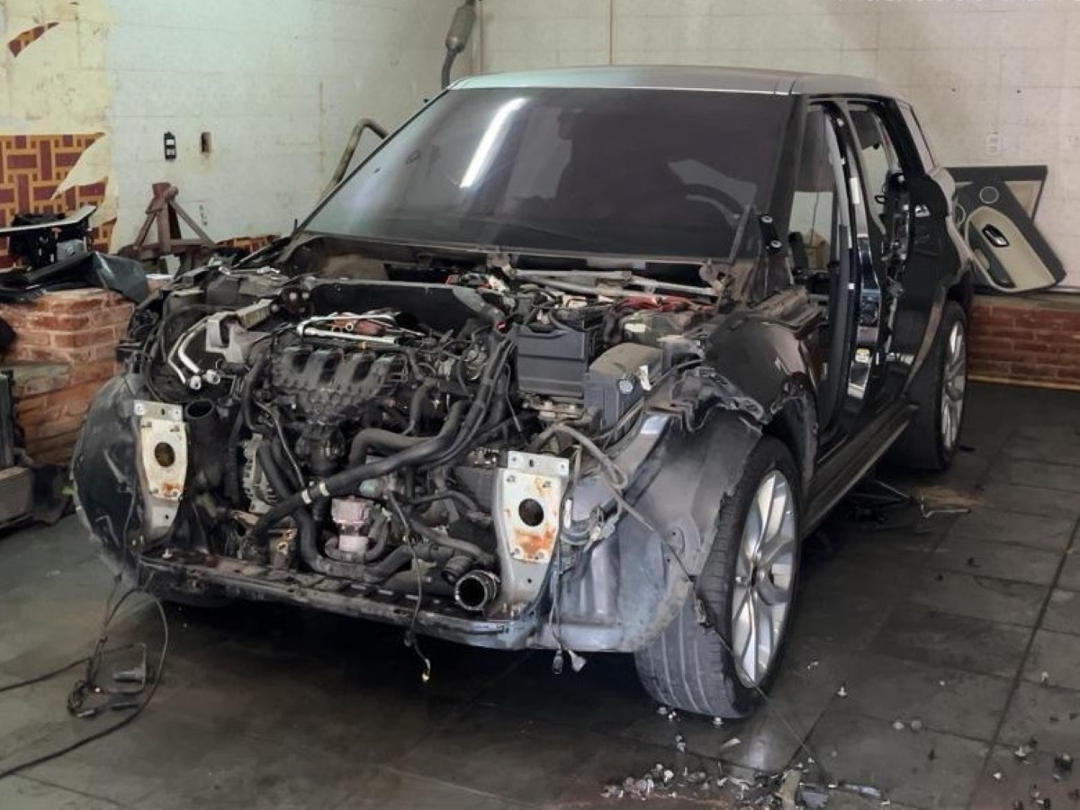 Polícia encontra desmanche de carros de luxo na zona norte de SP Polícia encontra desmanche de carros de luxo na zona norte de SP