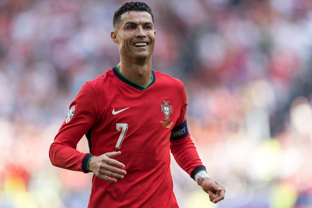 Cristiano Ronaldo se torna o primeiro jogador bilionário da história do futebol