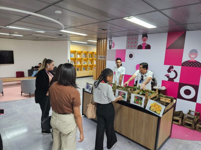 Prefeitura leva palestra e doação de mudas de árvores a evento de indústria farmacêutica