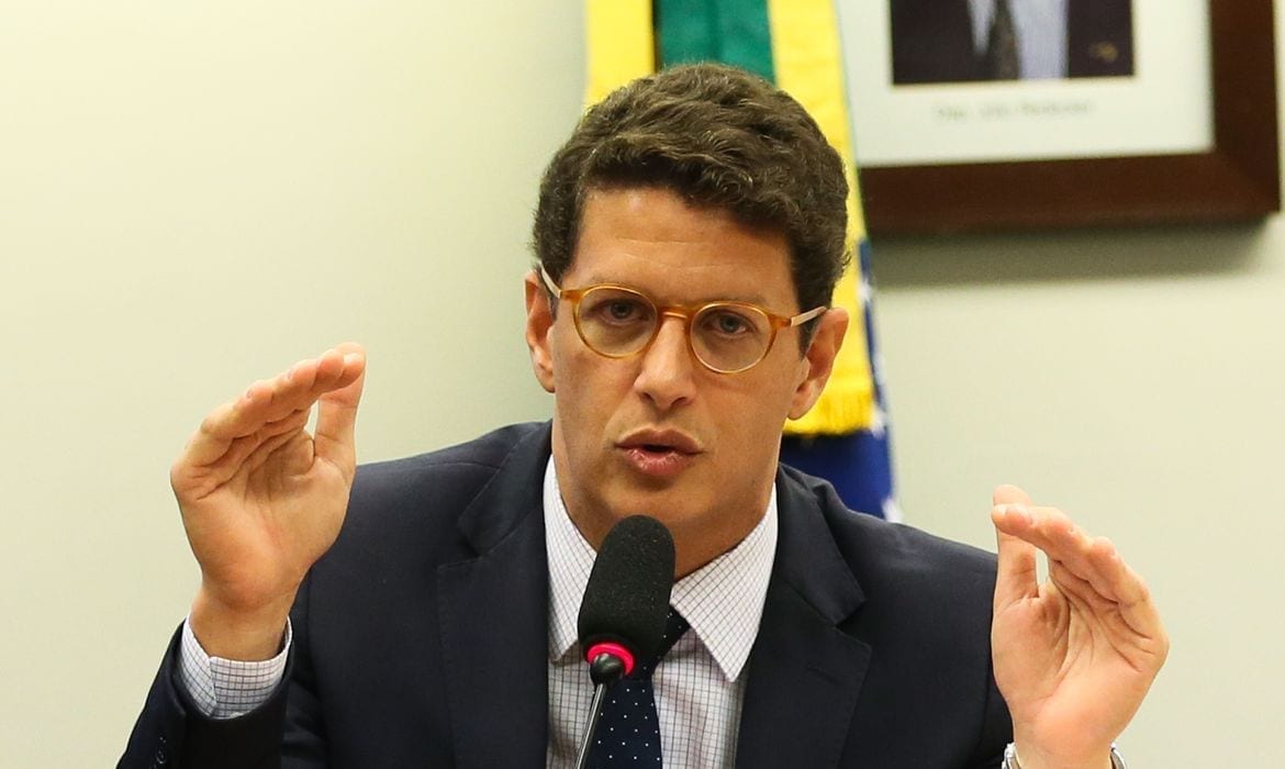 Ricardo Salles é alvo de operação da PF contra exportação ilegal de madeira