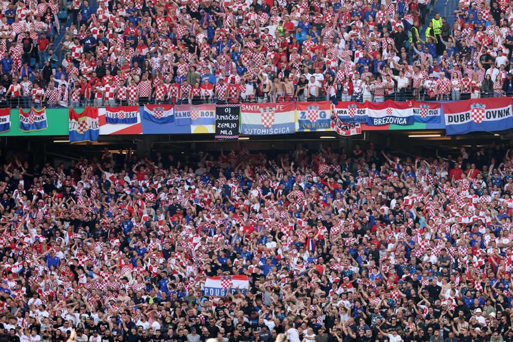 Sérvia ameaça abandonar Eurocopa após cantos hostis de torcedores de Croácia e Albânia Sérvia ameaça abandonar Eurocopa após cantos hostis de torcedores de Croácia e Albânia