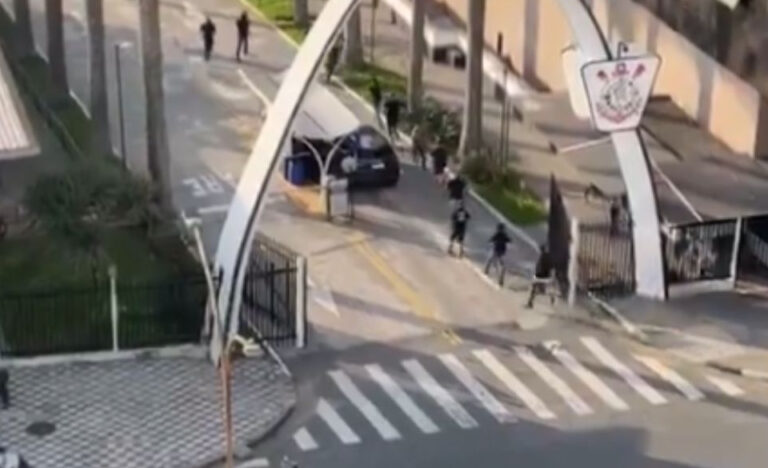 Torcedores do Corinthians invadem sala de Augusto Melo no Parque São Jorge e depredam sede do clube