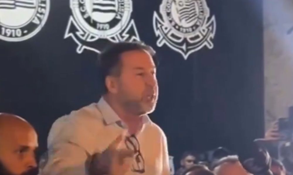 Torcida do Corinthians protesta, e Augusto Melo promete melhorias e reforços: ‘Isso aqui está destruído, mas vamos consertar’ Torcida do Corinthians protesta, e Augusto Melo promete melhorias e reforços: ‘Isso aqui está destruído, mas vamos consertar’