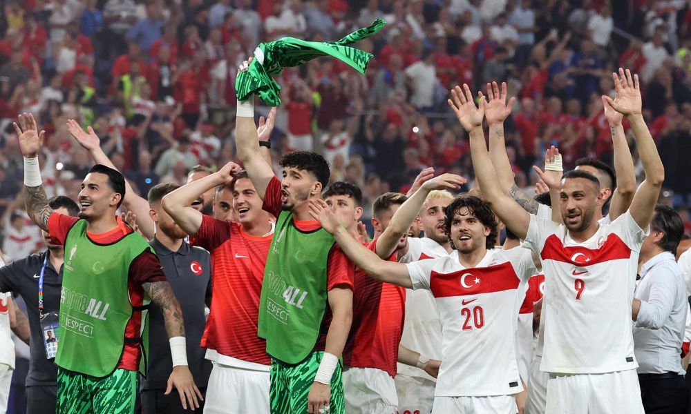 Turquia vence República Tcheca por 2 a 0 e garante vaga nas oitavas da Euro Turquia vence República Tcheca por 2 a 0 e garante vaga nas oitavas da Euro