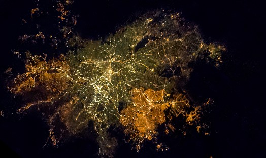 astronauta posta foto noturna de São Paulo vista do espaço astronauta posta foto noturna de São Paulo vista do espaço