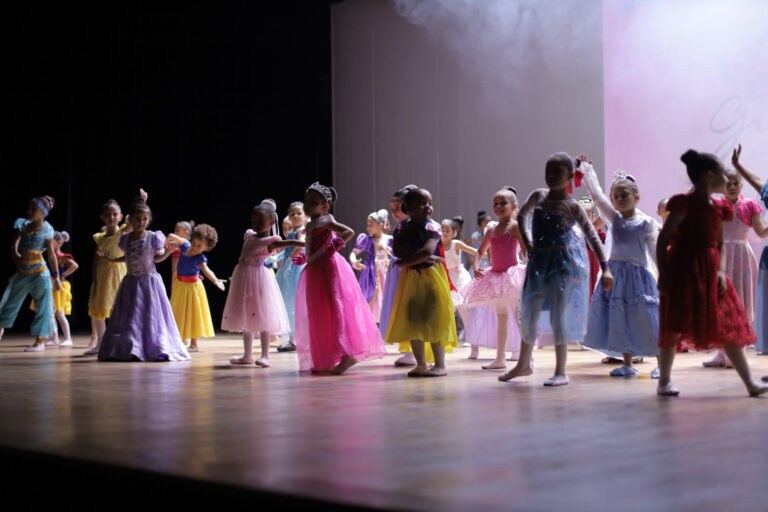 700 pessoas prestigiam espetáculo de dança no Teatro Adamastor