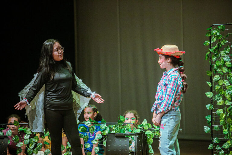 Alunos encerram o semestre com apresentações de balé e teatro
