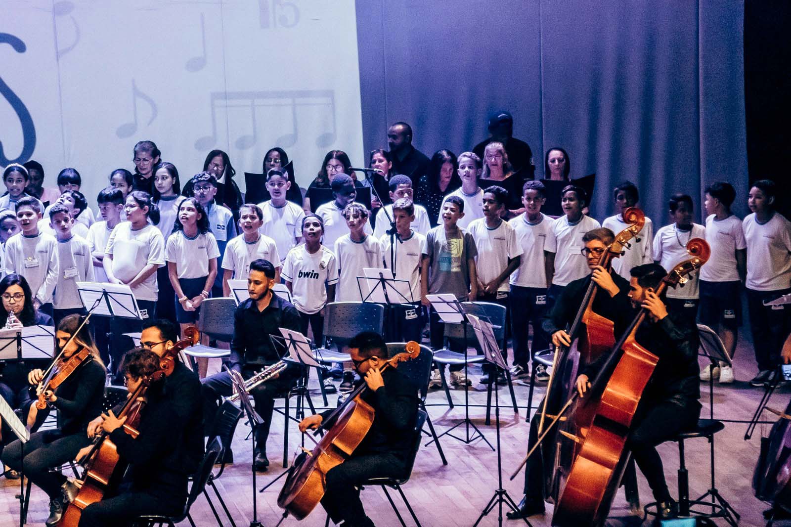 Apresentação do programa Música nas Escolas encanta o público no Adamastor