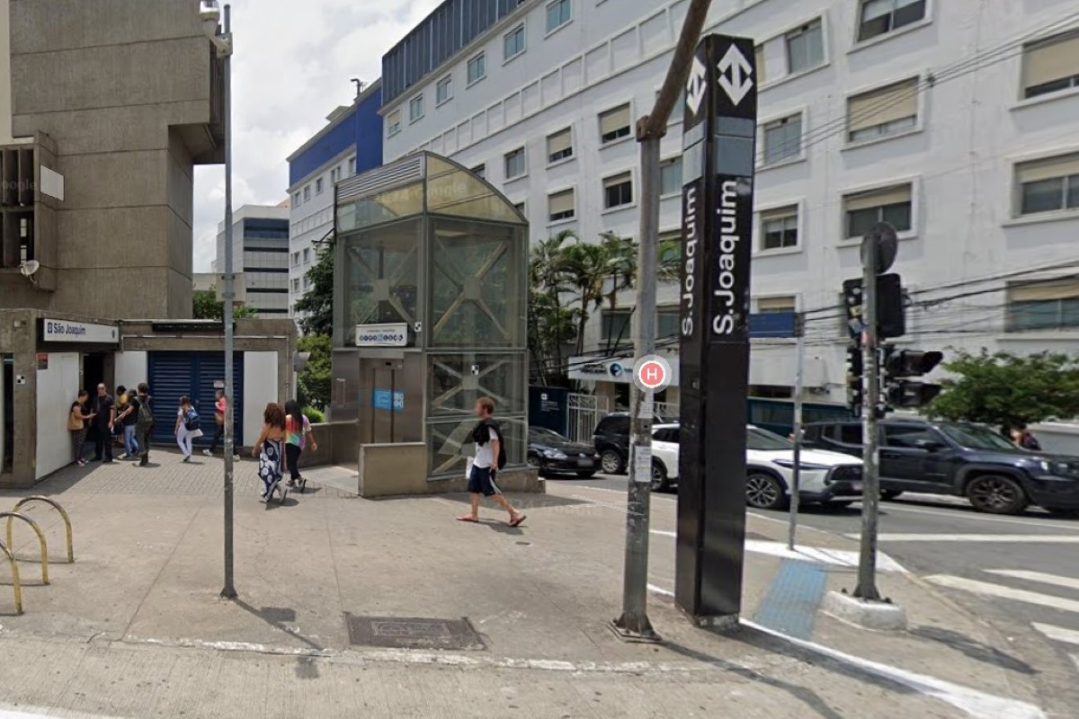 Assalto termina com vítima baleada em estação do metrô em SP Assalto termina com vítima baleada em estação do metrô em SP