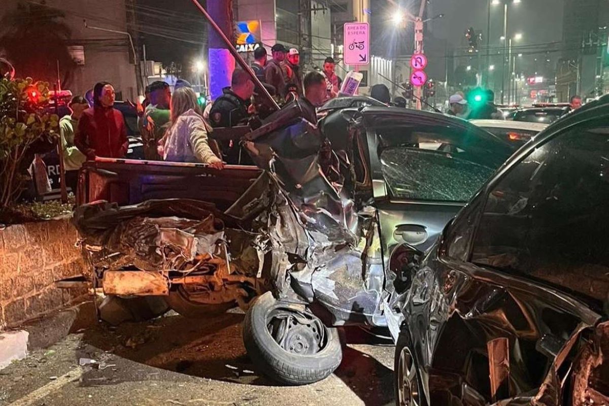 Audi em alta velocidade bate contra cinco carros parados em semáforo Audi em alta velocidade bate contra cinco carros parados em semáforo