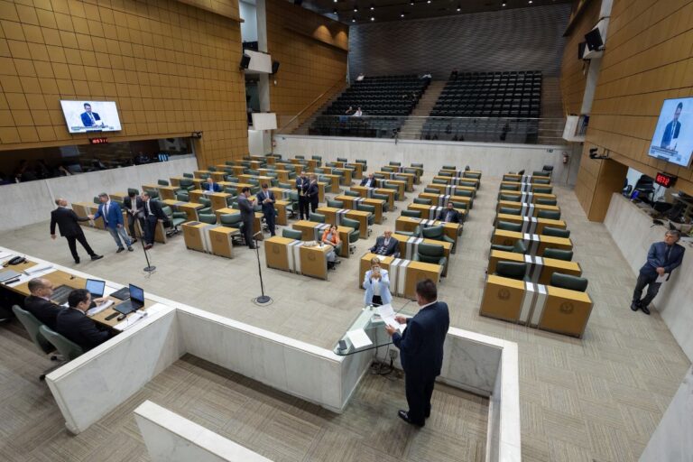 Base trava votações e aperta Tarcísio por emendas antes de veto legal