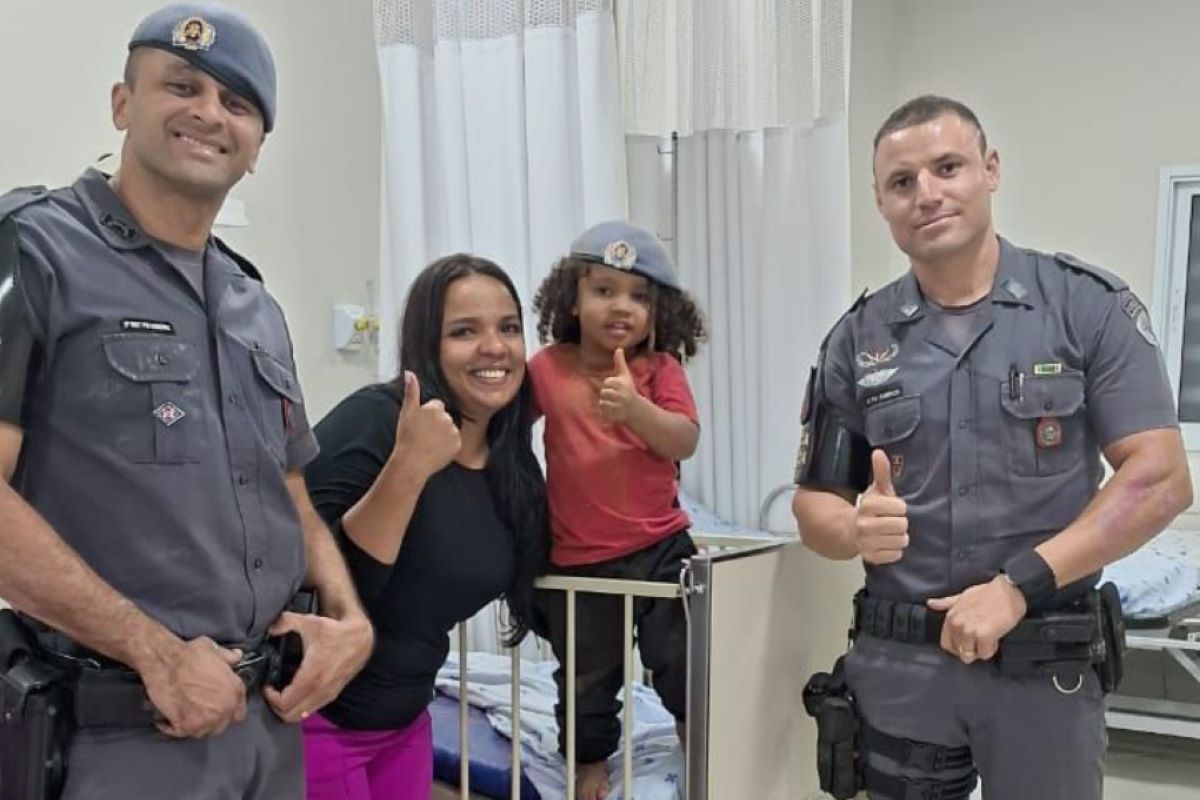 Bombeiro usa Patrulha Canina para acalmar menino que caiu em buraco Bombeiro usa Patrulha Canina para acalmar menino que caiu em buraco