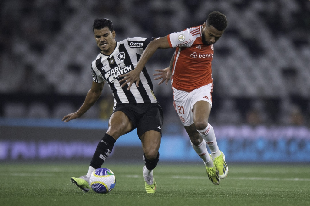 Botafogo bate Inter, soma 7 jogos de invencibilidade e se mantém isolado no topo do Brasileirão Botafogo bate Inter, soma 7 jogos de invencibilidade e se mantém isolado no topo do Brasileirão