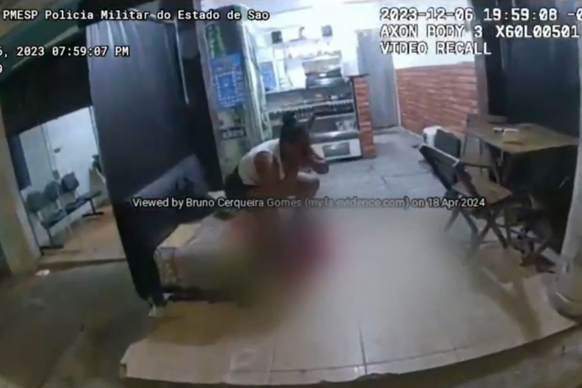 Câmera corporal mostra tiro de policial em mulher que ficou cega em SP Câmera corporal mostra tiro de policial em mulher que ficou cega em SP