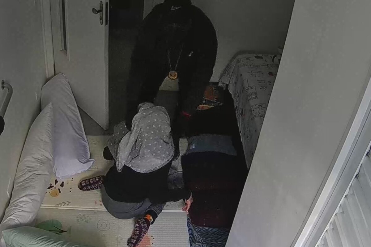 Cenas de terror: bandidos agridem mulher e ameaçam filho com paralisia Cenas de terror: bandidos agridem mulher e ameaçam filho com paralisia