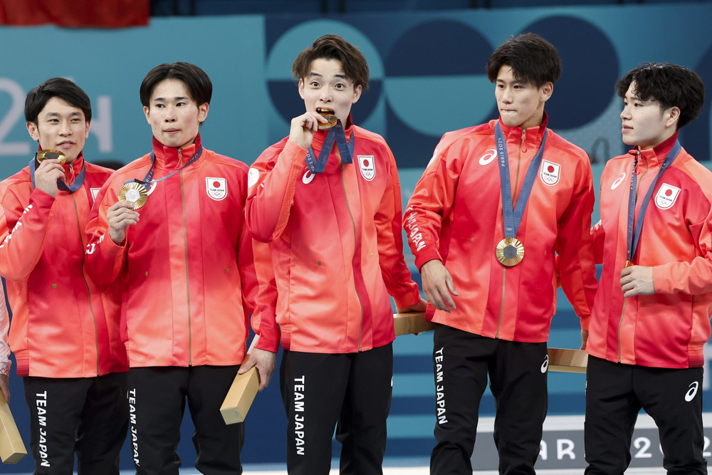Chineses caem no fim e levam incrível virada do Japão na final por equipes da ginástica Chineses caem no fim e levam incrível virada do Japão na final por equipes da ginástica