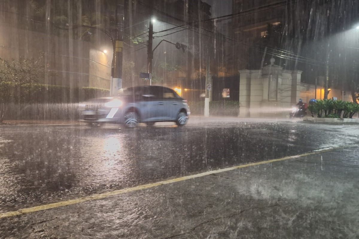 Chuva e frio colocam cidade de SP em estado de atenção Chuva e frio colocam cidade de SP em estado de atenção