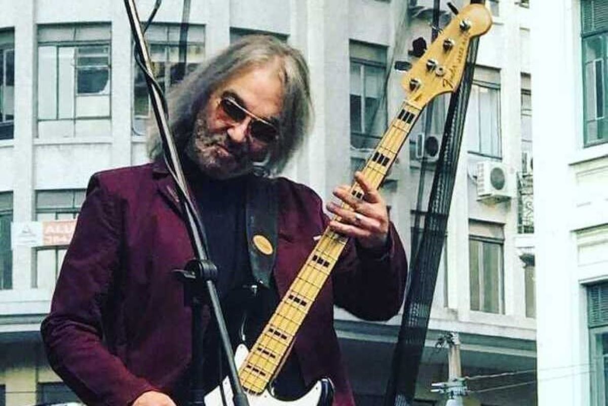 Corpo de Nelson Brito, baixista da banda Golpe de Estado, é enterrado Corpo de Nelson Brito, baixista da banda Golpe de Estado, é enterrado