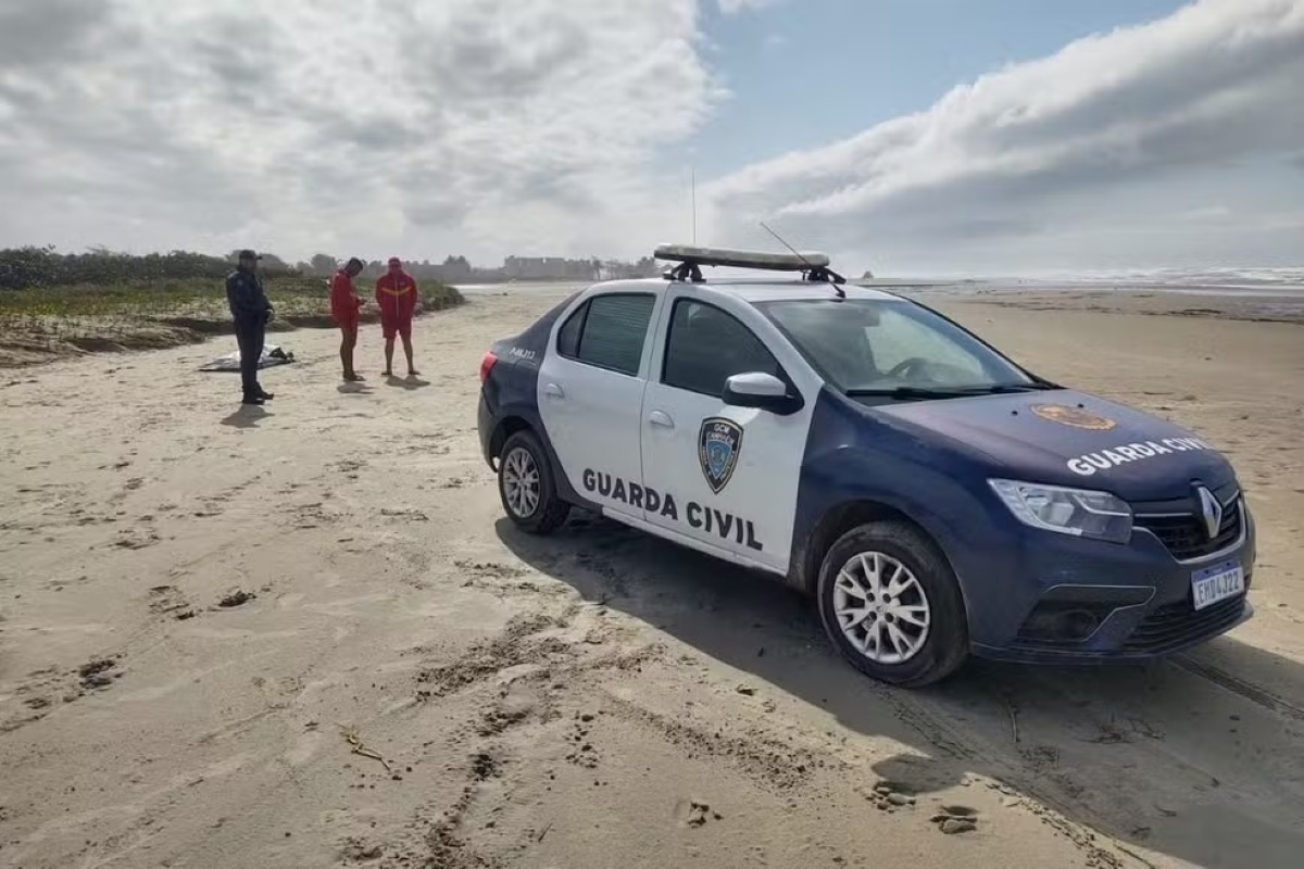 Corpo em decomposição é encontrado em areia da praia no litoral sul Corpo em decomposição é encontrado em areia da praia no litoral sul