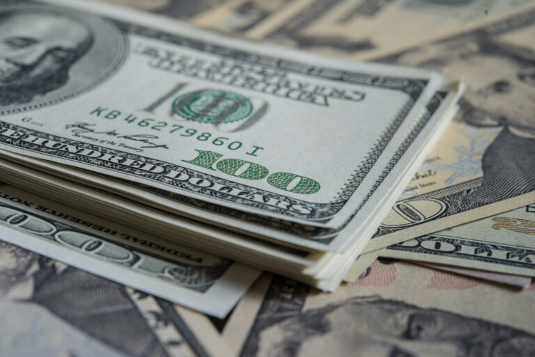 Dólar está há 100 dias acima de R$ 5