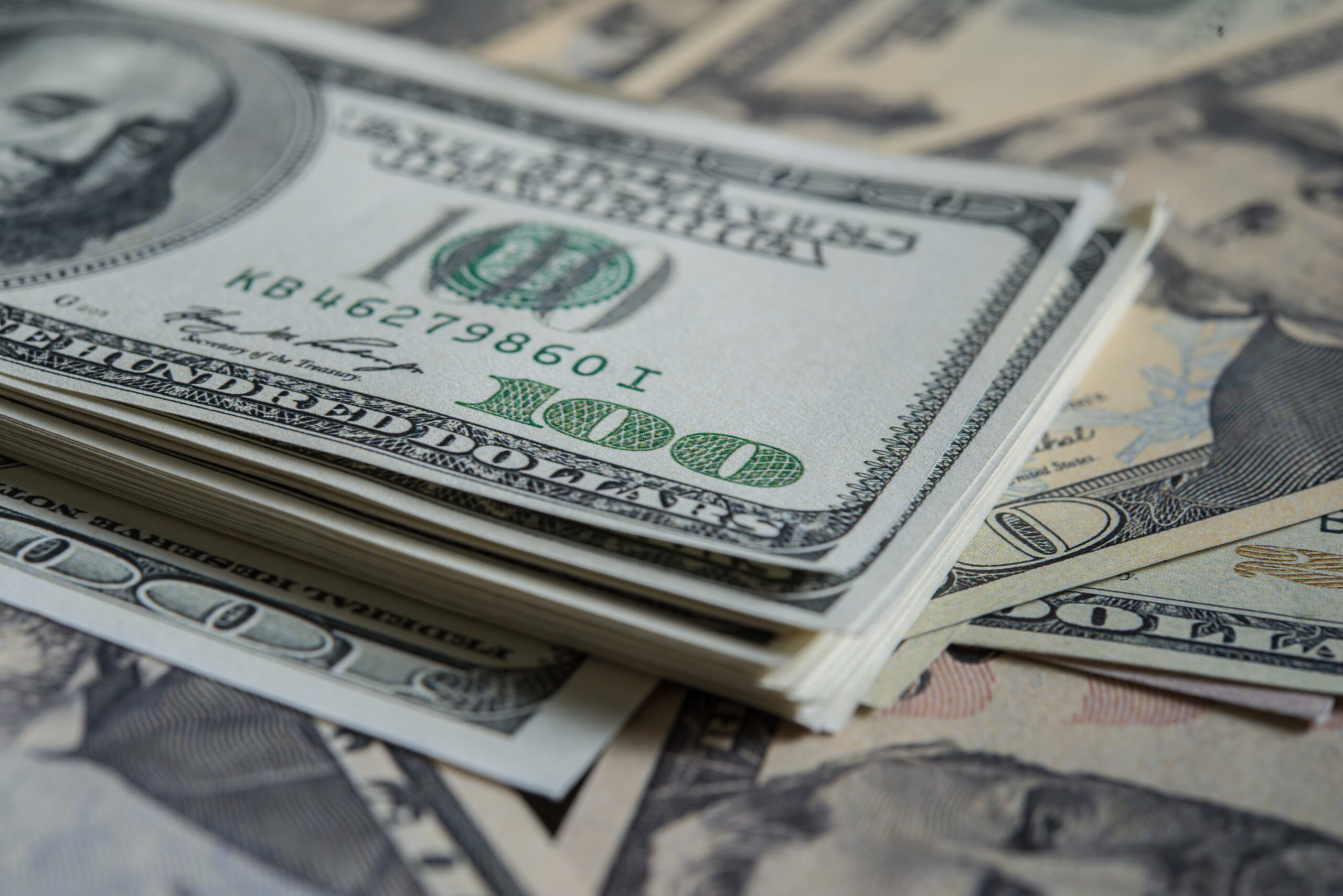 Dólar está há 100 dias acima de R$ 5 Dólar está há 100 dias acima de R$ 5