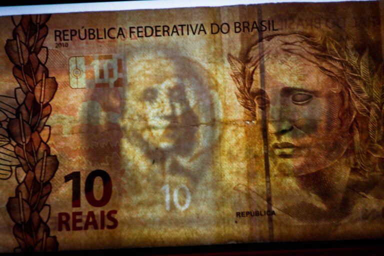 Dólar fecha em alta pela terceira vez seguida e chega a R$ 5,66