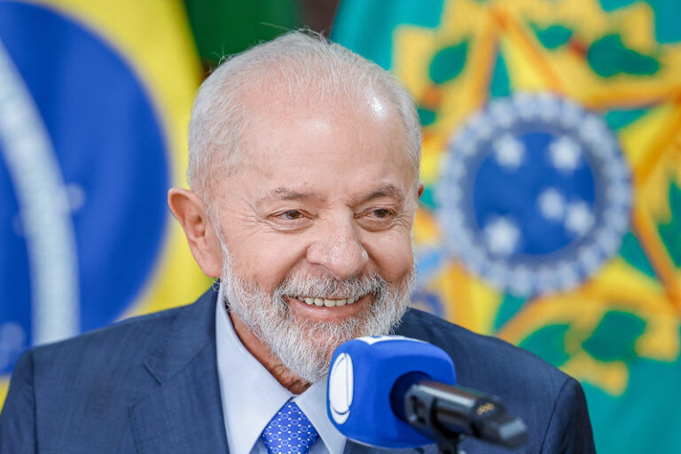 Dólar sobe com falas de Lula sobre meta fiscal