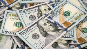 Dólar tem alta de 2% e fecha quinta-feira em R$ 5,58