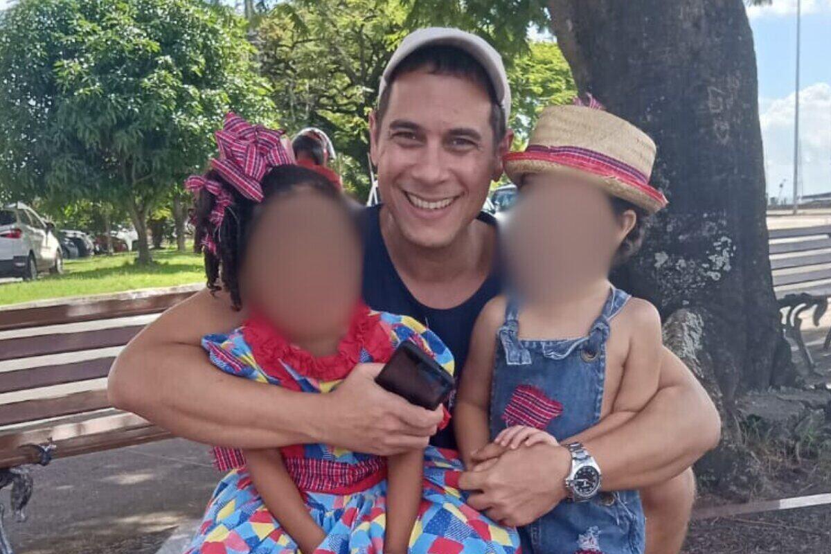 Erro de DNA: músico coloca tornozeleira após ameaçar mãe de gêmeos Erro de DNA: músico coloca tornozeleira após ameaçar mãe de gêmeos