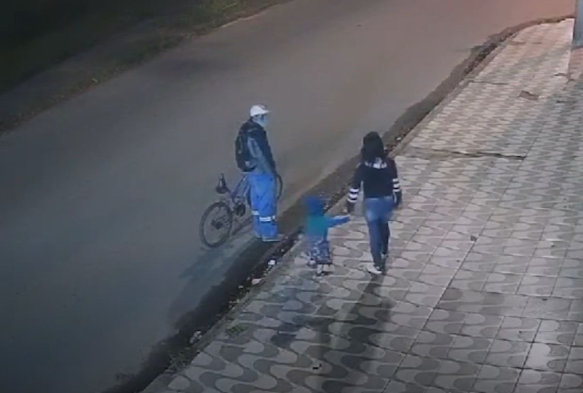 Estupro com filho no colo: vídeo mostra suspeito abordando vítima Estupro com filho no colo: vídeo mostra suspeito abordando vítima