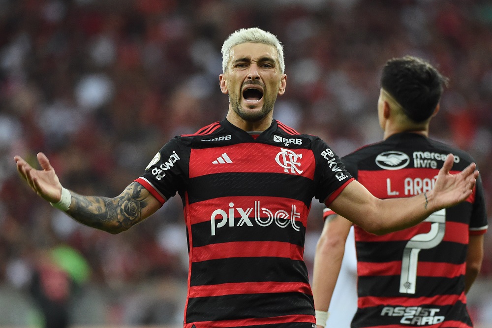 Flamengo vence Atlético-GO no Maracanã e assume a liderança do Brasileirão Flamengo vence Atlético-GO no Maracanã e assume a liderança do Brasileirão