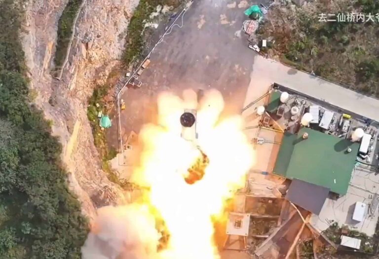 Foguete chinês é lançado por engano; vídeo