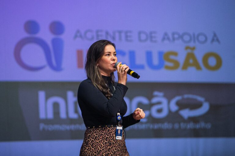 Formação para agentes de apoio à inclusão aborda a importância do atendimento realizado nas escolas municipais