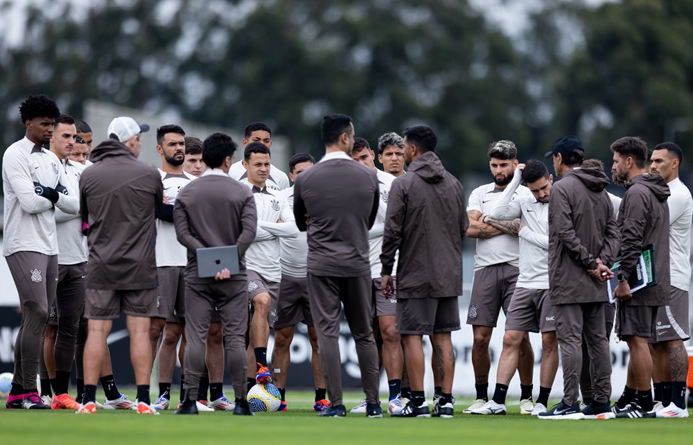 Gaviões da Fiel entrega a jogadores do Corinthians cartilha com história do clube e recomendações Gaviões da Fiel entrega a jogadores do Corinthians cartilha com história do clube e recomendações