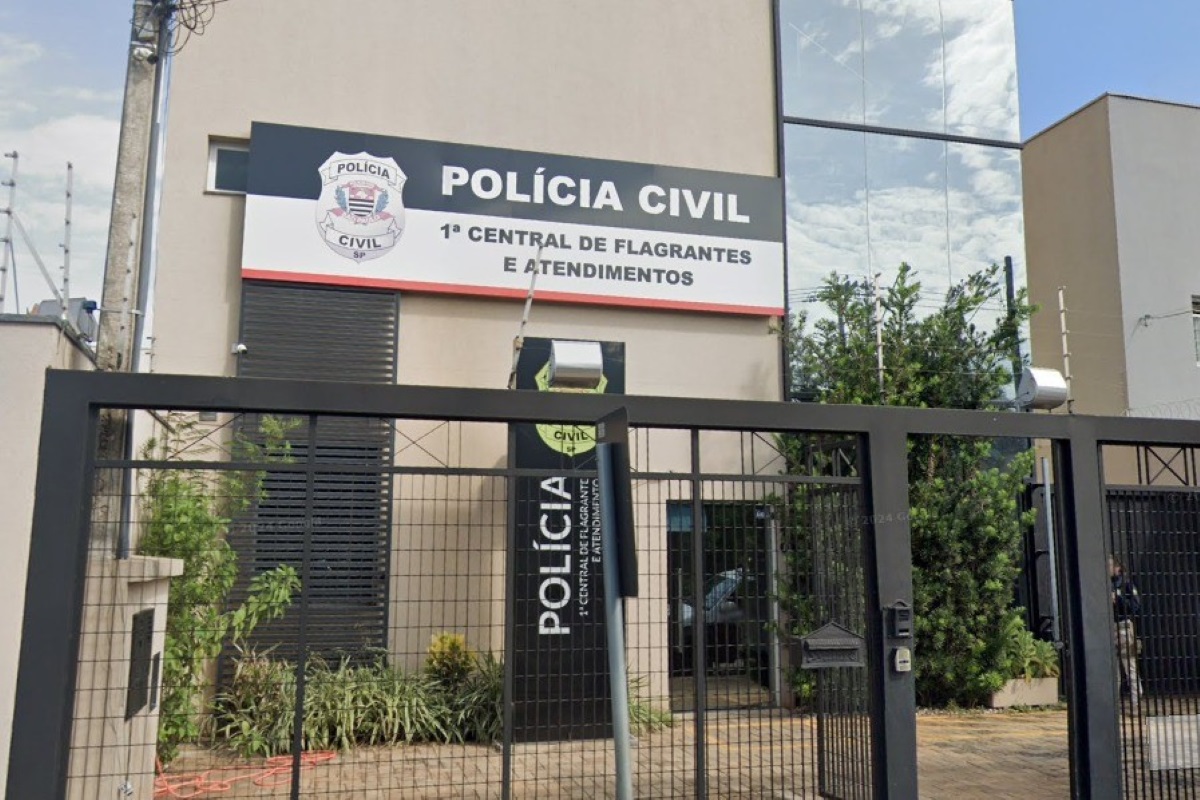 Homem é preso por engano após ser confundido com o irmão foragido Homem é preso por engano após ser confundido com o irmão foragido