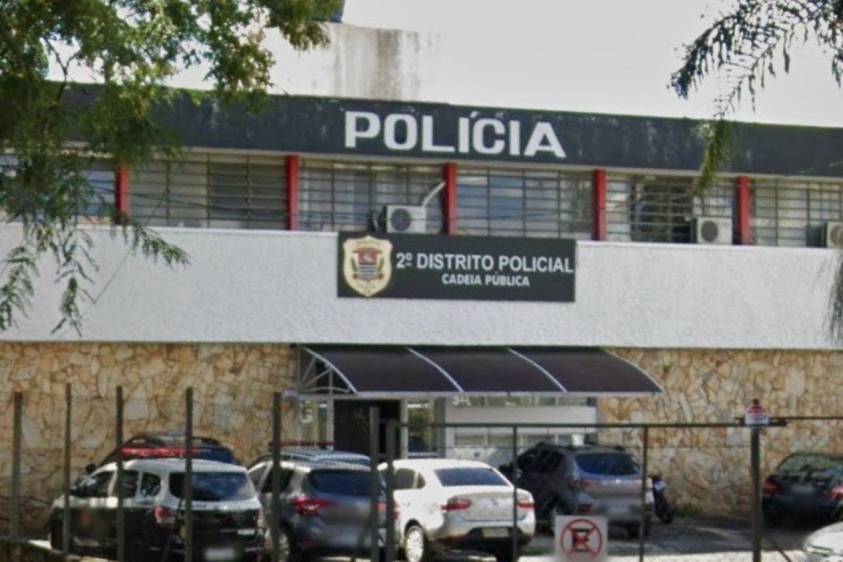 Homem é preso suspeito de extorquir cliente em casa de prostituição Homem é preso suspeito de extorquir cliente em casa de prostituição