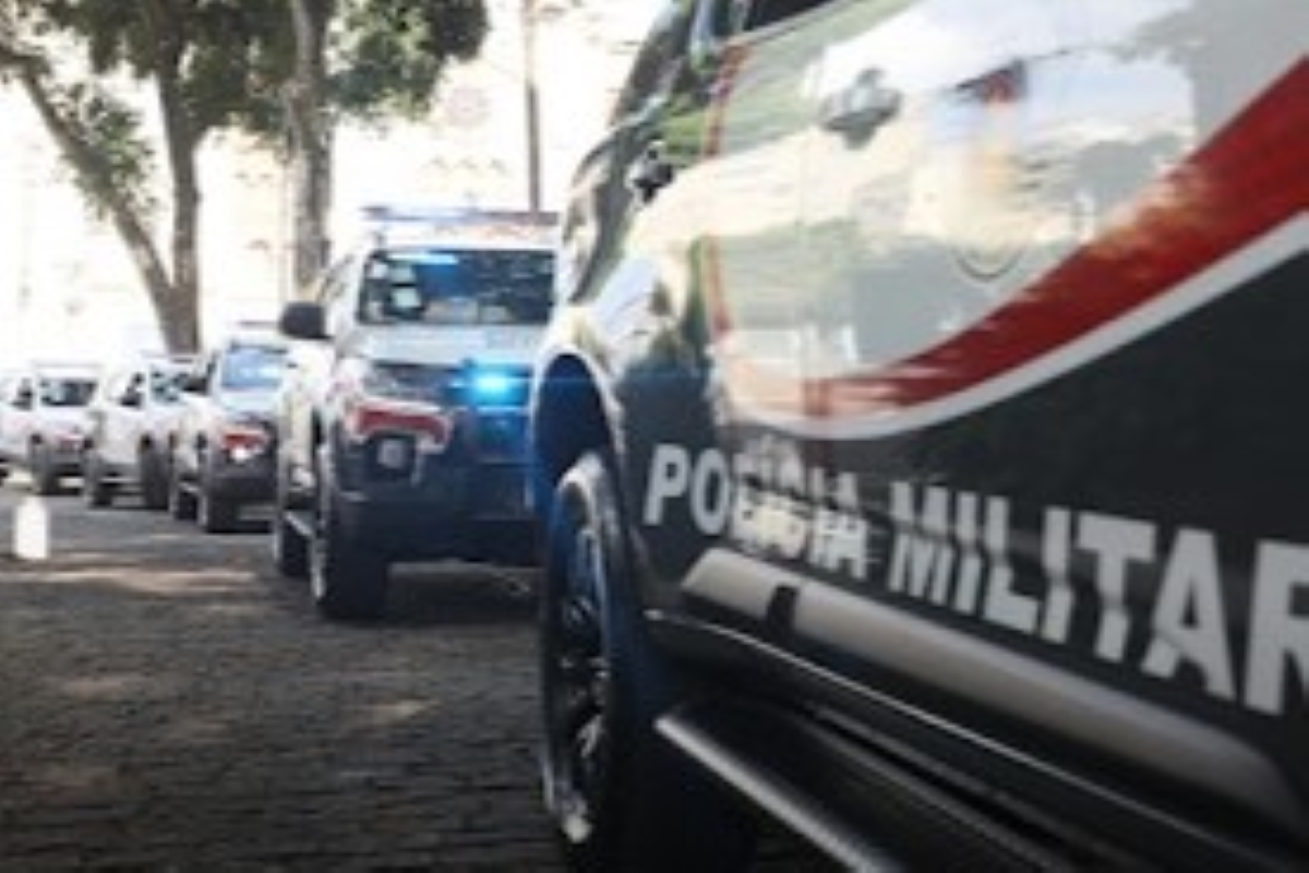 Homem que atirou frango congelado no rosto da mãe é preso novamente Homem que atirou frango congelado no rosto da mãe é preso novamente